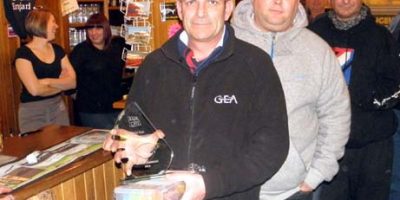 2013 world dab champs winner Ian Harnett with George Cunningham.jpg